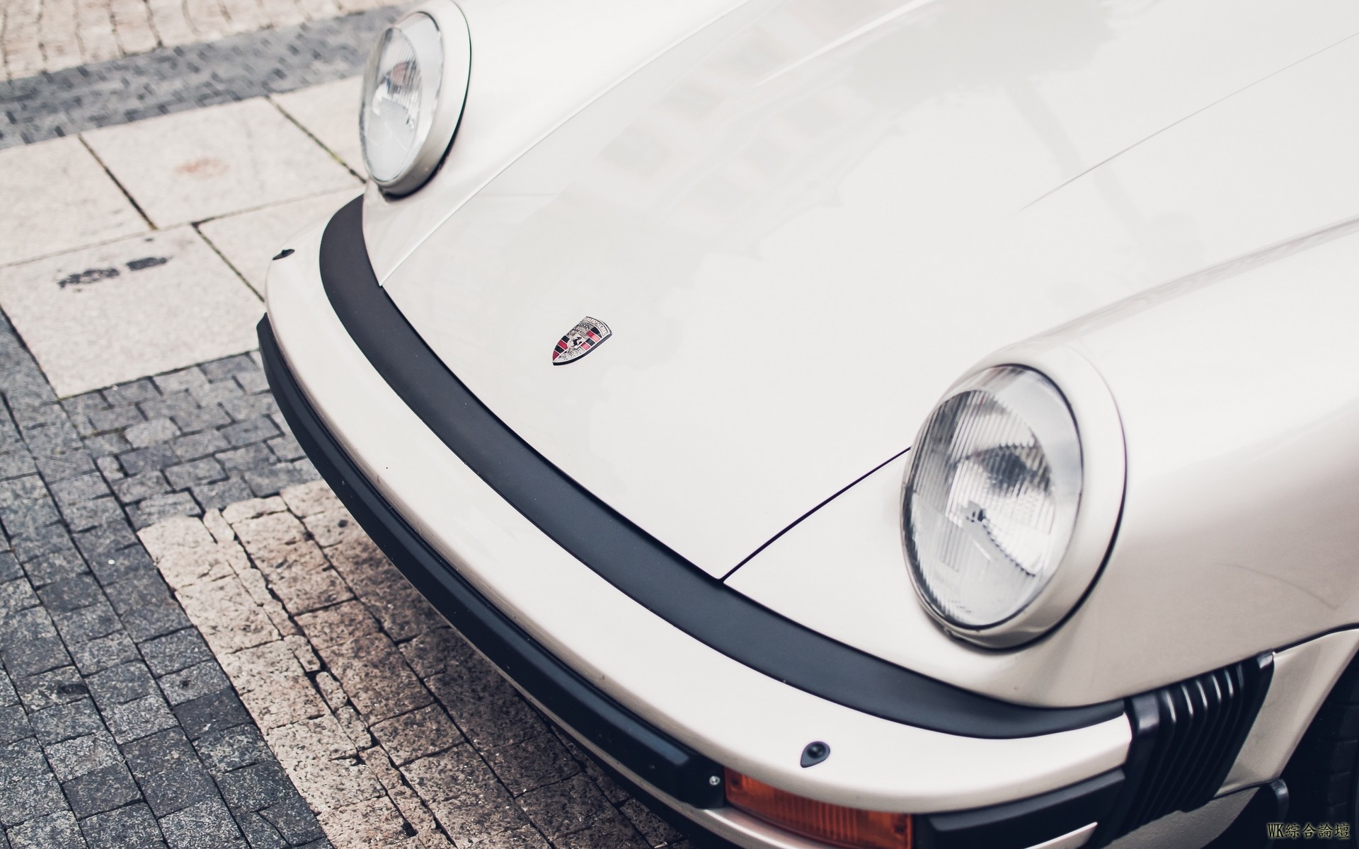 porsche_front_bumper_lights_logo_113619_1920x1200.jpg